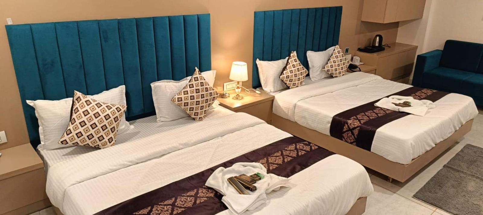 Hotel Royal Square Гандинагар Экстерьер фото