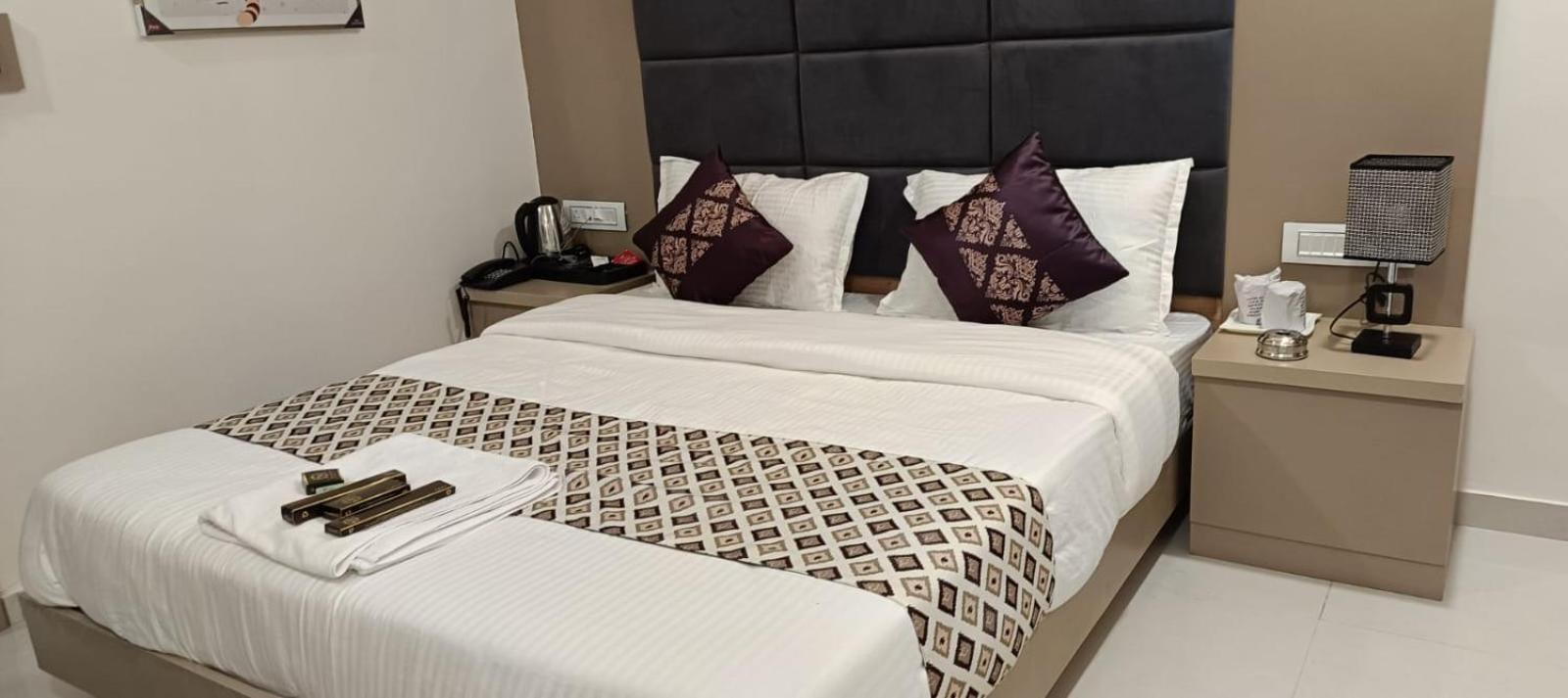 Hotel Royal Square Гандинагар Экстерьер фото