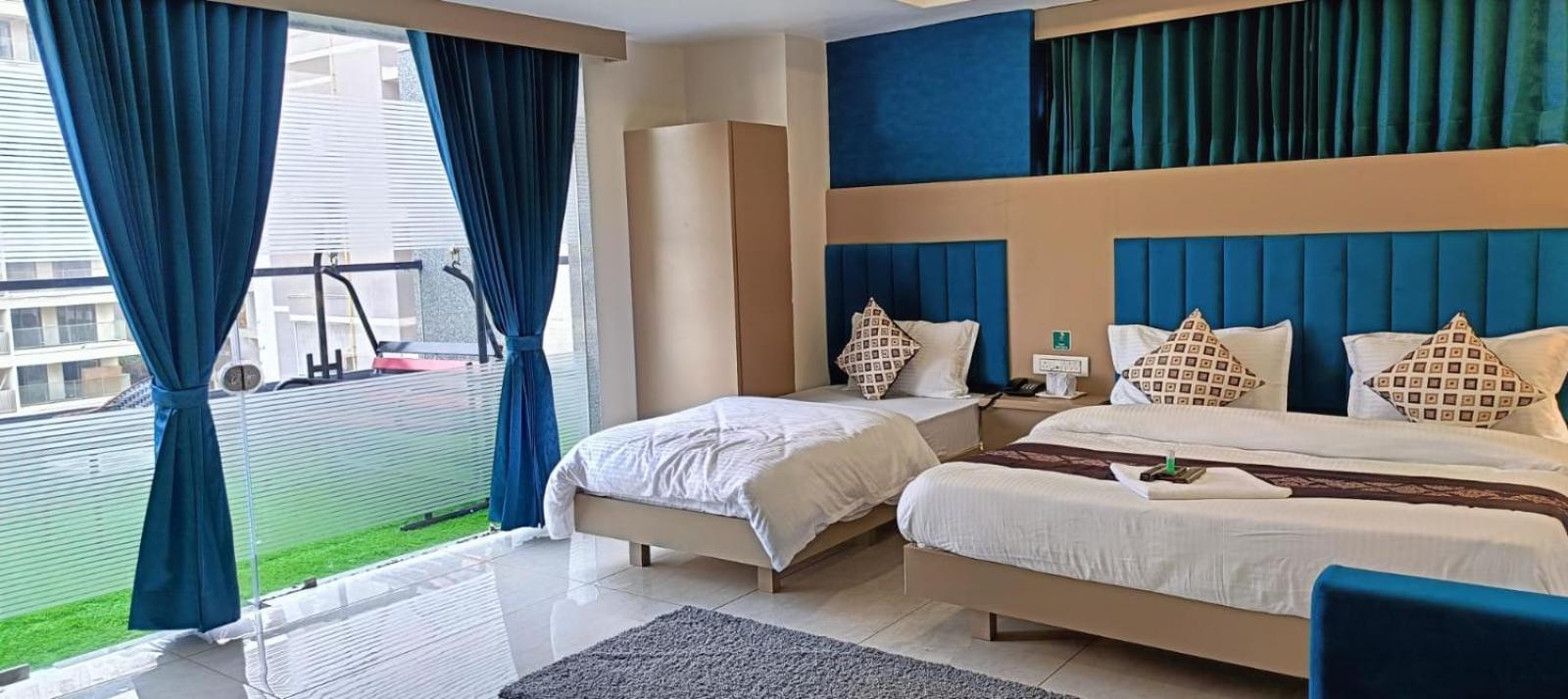 Hotel Royal Square Гандинагар Экстерьер фото