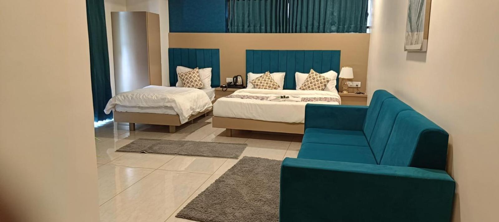 Hotel Royal Square Гандинагар Экстерьер фото