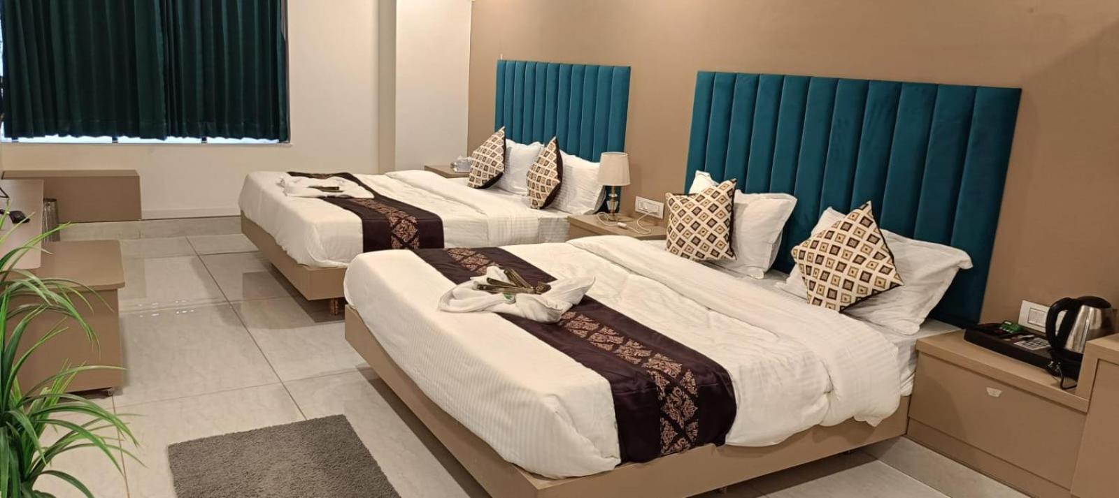 Hotel Royal Square Гандинагар Экстерьер фото