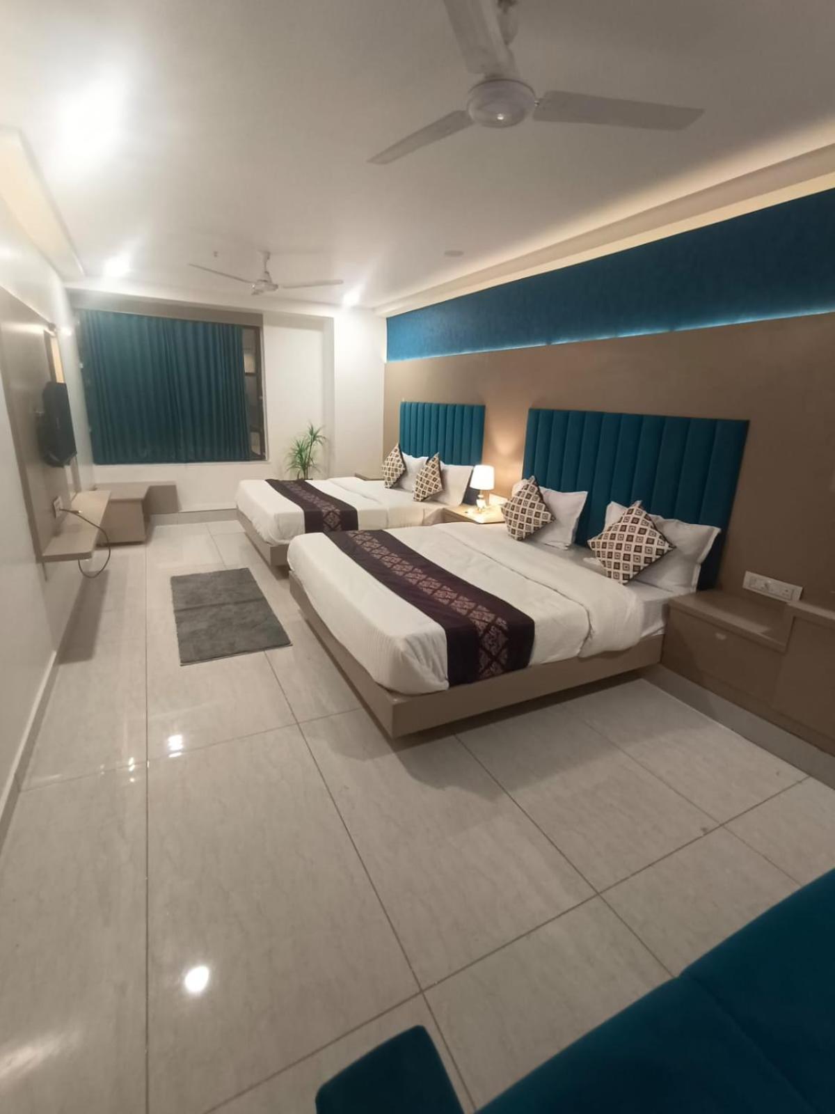 Hotel Royal Square Гандинагар Экстерьер фото