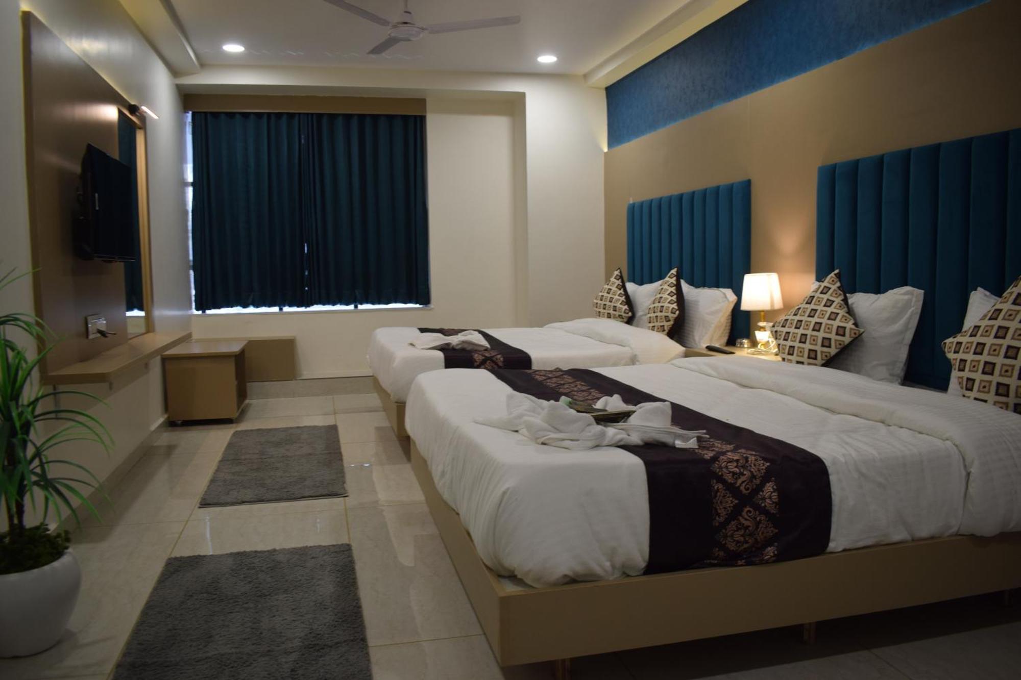 Hotel Royal Square Гандинагар Экстерьер фото